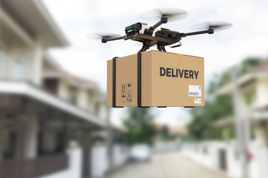 dron niosący paczkę